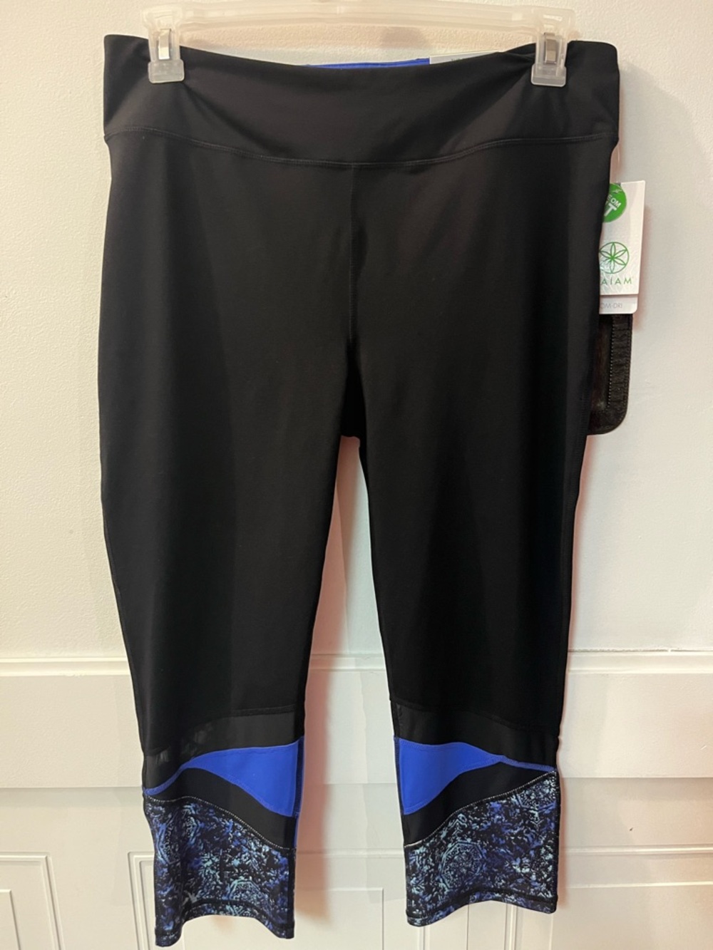 GAIAM NWT Black Capri Leggings with Royal Blue Waistband XL